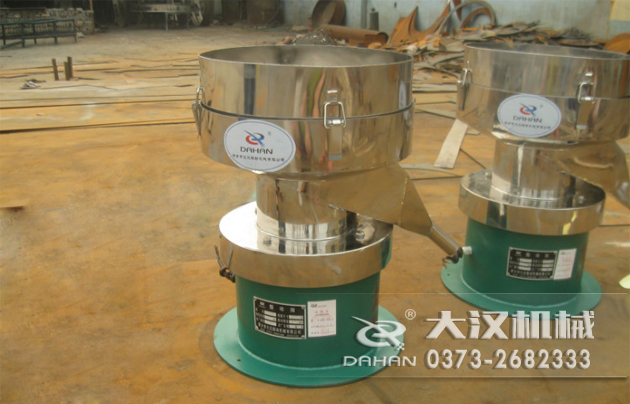 涂料振動(dòng)篩 涂料振動(dòng)篩底部為碳鋼材質(zhì),上半部分與無聊接觸的為不銹鋼材質(zhì),這種產(chǎn)品能夠在成本上有所節(jié)約。